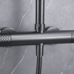 Luxuriöses Aufputz-Duschsystem in Black Gun Metal mit PVD-Beschichtung, thermostatischer Duscharmatur und Kopfbrause Ø20 cm. Inklusive verstellbarer Handbrause. Erhältlich in 5 Farben und mit 5 Jahren Garantie.