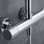 Modernes Aufputz-Duschsystem in Chrom mit thermostatischer Duscharmatur, Kopfbrause Ø20 cm und höhenverstellbarer Handbrause. Erhältlich in 5 Farben und mit 5 Jahren Garantie.