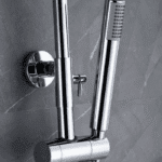 Modernes Aufputz-Duschsystem in Chrom mit thermostatischer Duscharmatur, Kopfbrause Ø20 cm und höhenverstellbarer Handbrause. Erhältlich in 5 Farben und mit 5 Jahren Garantie.