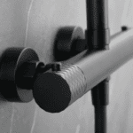 Stilvolles Aufputz-Duschsystem in Mattschwarz, thermostatischer Duscharmatur und Kopfbrause Ø20 cm. Inklusive verstellbarer Handbrause. Erhältlich in 5 Farben und mit 5 Jahren Garantie.