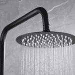 Stilvolles Aufputz-Duschsystem in Mattschwarz, thermostatischer Duscharmatur und Kopfbrause Ø20 cm. Inklusive verstellbarer Handbrause. Erhältlich in 5 Farben und mit 5 Jahren Garantie.