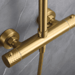 Luxuriöses Aufputz-Duschsystem in gebürstetem Gold mit PVD-Beschichtung, thermostatischer Duscharmatur und Kopfbrause Ø20 cm. Inklusive verstellbarer Handbrause. Erhältlich in 5 Farben und mit 5 Jahren Garantie.