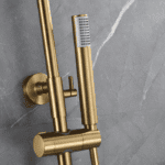 Luxuriöses Aufputz-Duschsystem in gebürstetem Gold mit PVD-Beschichtung, thermostatischer Duscharmatur und Kopfbrause Ø20 cm. Inklusive verstellbarer Handbrause. Erhältlich in 5 Farben und mit 5 Jahren Garantie.