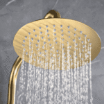 Luxuriöses Aufputz-Duschsystem in gebürstetem Gold mit PVD-Beschichtung, thermostatischer Duscharmatur und Kopfbrause Ø20 cm. Inklusive verstellbarer Handbrause. Erhältlich in 5 Farben und mit 5 Jahren Garantie.
