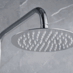 Modernes Aufputz-Duschsystem in Chrom mit thermostatischer Duscharmatur, Kopfbrause Ø20 cm und höhenverstellbarer Handbrause. Erhältlich in 5 Farben und mit 5 Jahren Garantie.