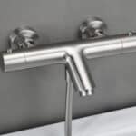 Stilvolle thermostatische Bad-/Duscharmatur in gebürstetem Nickel  Geliefert als Komplettset mit Handbrause, Brauseschlauch und Wandhalter. Erhältlich in 6 Farben.