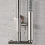 Modernes Aufputz-Duschsystem in gebürstetem Nickel, thermostatischer Duscharmatur und Kopfbrause Ø20 cm. Inklusive verstellbarer Handbrause. Erhältlich in 6 Farben und mit 5 Jahren Garantie.