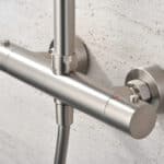 Modernes Aufputz-Duschsystem in gebürstetem Nickel, thermostatischer Duscharmatur und Kopfbrause Ø20 cm. Inklusive verstellbarer Handbrause. Erhältlich in 6 Farben und mit 5 Jahren Garantie.