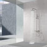 Modernes Aufputz-Duschsystem in gebürstetem Nickel, thermostatischer Duscharmatur und Kopfbrause Ø20 cm. Inklusive verstellbarer Handbrause. Erhältlich in 6 Farben und mit 5 Jahren Garantie.