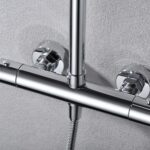 Modernes Aufputz-Duschsystem in Chrom mit thermostatischer Duscharmatur, Kopfbrause Ø20 cm und höhenverstellbarer Handbrause. Erhältlich in 6 Farben und mit 5 Jahren Garantie.