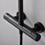 Stilvolles Aufputz-Duschsystem in Mattschwarz, thermostatischer Duscharmatur und Kopfbrause Ø20 cm. Inklusive verstellbarer Handbrause. Erhältlich in 6 Farben und mit 5 Jahren Garantie.
