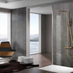 Luxuriöses Aufputz-Duschsystem in gebürstetem Gold mit PVD-Beschichtung, thermostatischer Duscharmatur und Kopfbrause Ø20 cm. Inklusive verstellbarer Handbrause. Erhältlich in 6 Farben und mit 5 Jahren Garantie.