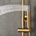 Luxuriöses Aufputz-Duschsystem in gebürstetem Gold mit PVD-Beschichtung, thermostatischer Duscharmatur und Kopfbrause Ø20 cm. Inklusive verstellbarer Handbrause. Erhältlich in 6 Farben und mit 5 Jahren Garantie.