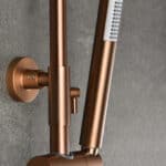 Stilvolles Aufputz-Duschsystem in gebürstetem Kupfer mit PVD-Beschichtung, thermostatischer Duscharmatur und Kopfbrause Ø20 cm. Inklusive verstellbarer Handbrause. Erhältlich in 6 Farben und mit 5 Jahren Garantie.