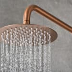 Stilvolles Aufputz-Duschsystem in gebürstetem Kupfer mit PVD-Beschichtung, thermostatischer Duscharmatur und Kopfbrause Ø20 cm. Inklusive verstellbarer Handbrause. Erhältlich in 6 Farben und mit 5 Jahren Garantie.