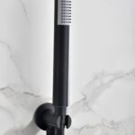 Stilvolles thermostatisches Unterputz-Duschsystem in Mattschwarz, Kopfbrause Ø25 cm und separatem Handbrausenset. Wandanschluss. Erhältlich in 6 Farben und mit 5 Jahren Garantie.