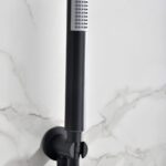 Stilvolles thermostatisches Unterputz-Duschsystem in Mattschwarz, Kopfbrause Ø25 cm und separatem Handbrausenset. Für Deckenmontage ausgeführt. Erhältlich in 6 Farben und mit 5 Jahren Garantie.
