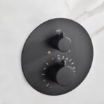 Stilvolles thermostatisches Unterputz-Duschsystem in Mattschwarz, Kopfbrause Ø25 cm und separatem Handbrausenset. Wandanschluss. Erhältlich in 6 Farben und mit 5 Jahren Garantie.