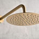 Thermostatisches Unterputz-Duschsystem in gebürstetem Gold mit PVD-Beschichtung, Kopfbrause Ø25 cm und separatem Handbrausenset. Wandanschluss. Erhältlich in 6 Farben und mit 5 Jahren Garantie.