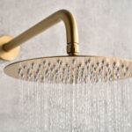 Thermostatisches Unterputz-Duschsystem in gebürstetem Gold mit PVD-Beschichtung, Kopfbrause Ø25 cm und separatem Handbrausenset. Wandanschluss. Erhältlich in 6 Farben und mit 5 Jahren Garantie.