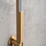 Thermostatisches Unterputz-Duschsystem in gebürstetem Gold mit PVD-Beschichtung, Kopfbrause Ø25 cm und separatem Handbrausenset. Wandanschluss. Erhältlich in 6 Farben und mit 5 Jahren Garantie.