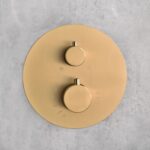 Thermostatisches Unterputz-Duschsystem in gebürstetem Gold mit PVD-Beschichtung, Kopfbrause Ø25 cm und separatem Handbrausenset. Wandanschluss. Erhältlich in 6 Farben und mit 5 Jahren Garantie.