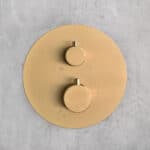 Thermostatisches Unterputz-Duschsystem in gebürstetem Gold mit PVD-Beschichtung, Kopfbrause Ø25 cm und separatem Handbrausenset. Für Deckenmontage ausgeführt. Erhältlich in 6 Farben und mit 5 Jahren Garantie.