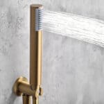Thermostatisches Unterputz-Duschsystem in gebürstetem Gold mit PVD-Beschichtung, Kopfbrause Ø25 cm und separatem Handbrausenset. Für Deckenmontage ausgeführt. Erhältlich in 6 Farben und mit 5 Jahren Garantie.