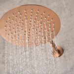 Stilvolles thermostatisches Unterputz-Duschsystem in gebürstetem Kupfer mit PVD-Beschichtung, Kopfbrause Ø25 cm und separatem Handbrausenset. Wandanschluss. Erhältlich in 6 Farben und mit 5 Jahren Garantie.