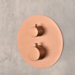 Stilvolles thermostatisches Unterputz-Duschsystem in gebürstetem Kupfer mit PVD-Beschichtung, Kopfbrause Ø25 cm und separatem Handbrausenset. Wandanschluss. Erhältlich in 6 Farben und mit 5 Jahren Garantie.