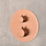 Stilvolles thermostatisches Unterputz-Duschsystem in gebürstetem Kupfer mit PVD-Beschichtung, Kopfbrause Ø25 cm und separatem Handbrausenset. Für Deckenmontage ausgeführt. Erhältlich in 6 Farben und mit 5 Jahren Garantie.