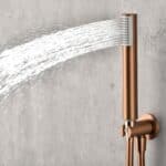 Stilvolles thermostatisches Unterputz-Duschsystem in gebürstetem Kupfer mit PVD-Beschichtung, Kopfbrause Ø25 cm und separatem Handbrausenset. Wandanschluss. Erhältlich in 6 Farben und mit 5 Jahren Garantie.