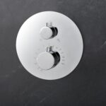 Modernes thermostatisches Unterputz-Duschsystem in Chrom mit Kopfbrause Ø25 cm und separatem Handbrausenset. Ausgeführt mit Wandanschluss. Erhältlich in 6 Farben und mit 5 Jahren Garantie.