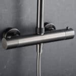Luxuriöses Aufputz-Duschsystem in Black Gun Metal mit PVD-Beschichtung, thermostatischer Duscharmatur und Kopfbrause Ø20 cm. Inklusive verstellbarer Handbrause. Erhältlich in 6 Farben und mit 5 Jahren Garantie.