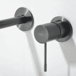 Moderne Waschtischarmatur Wandmontage in Black Gun Metal, für die Montage über Waschtisch oder Aufsatzwaschbecken. Mit langlebiger PVD-Beschichtung. Mit 5 Jahren Garantie und in 5 Farben erhältlich.