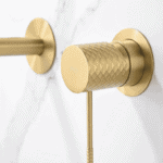 Moderne Waschtischarmatur Wandmontage in Gebürstetes Gold, für die Montage über Waschtisch oder Aufsatzwaschbecken. Mit langlebiger PVD-Beschichtung. Mit 5 Jahren Garantie und in 5 Farben erhältlich.