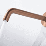 Moderne Waschtischarmatur Wandmontage in Gebürstetes Kupfer, für die Montage über Waschtisch oder Aufsatzwaschbecken. Mit langlebiger PVD-Beschichtung. Mit 5 Jahren Garantie und in 5 Farben erhältlich.