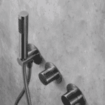 Luxuriöses thermostatisches Unterputz-Duschsystem in Black Gun Metal mit PVD-Beschichtung, einer Kopfbrause von Ø25 cm und einer separaten Handbrause. Ausgeführt mit Deckenmontage. Erhältlich in 5 Farben und geliefert mit 5 Jahren Garantie.