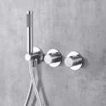 Luxuriöses thermostatisches Unterputz-Duschsystem in Chrom mit einer großzügigen Kopfbrause von Ø25 cm und einer separaten Handbrause. Ausgeführt mit Deckenmontage. Erhältlich in 5 Farben und geliefert mit 5 Jahren Garantie.