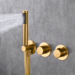 Thermostatisches Unterputz-Duschsystem in gebürstetem Gold mit PVD-Beschichtung, ausgestattet mit einer Kopfbrause von Ø25 cm und einer separaten Handbrause. Ausgeführt mit Wandanschluss. Erhältlich in 5 Farben und geliefert mit 5 Jahren Garantie.