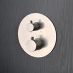 Modernes thermostatisches Unterputz-Duschsystem in gebürstetem Nickel, Kopfbrause Ø25 cm und separatem Handbrausenset. Wandanschluss. Erhältlich in 6 Farben und mit 5 Jahren Garantie.