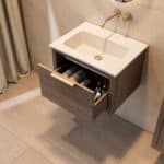 Wandhängendes Badezimmermöbel 60 cm aus dunkler Eiche mit eine Schublade und matt-weißer Mineralguss-Waschtisch
