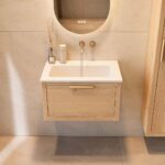 Wandhängendes Badezimmermöbel 70 cm aus Natureiche mit eine Schublade und matt-weißer Mineralguss-Waschtisch