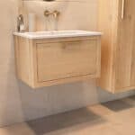 Wandhängendes Badezimmermöbel 70 cm aus Natureiche mit eine Schublade und matt-weißer Mineralguss-Waschtisch