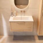 Wandhängendes Badezimmermöbel 80 cm aus Natureiche mit eine Schublade und matt-weißer Mineralguss-Waschtisch