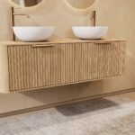 Rundes hängendes Badezimmermöbel 140 cm aus Natureiche mit Riffelfront, Eichenholzplatte und weißes Solid-Surface-Aufsatzbeck