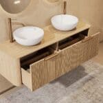 Rundes hängendes Badezimmermöbel 140 cm aus Natureiche mit Riffelfront, Eichenholzplatte und weißes Solid-Surface-Aufsatzbeck