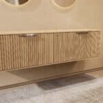 Wandhängender runder Badezimmer-Unterschrank 160 cm aus Natureiche mit abgerundeten Ecken und Riffelfront