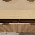Wandhängender runder Badezimmer-Unterschrank 160 cm aus Natureiche mit abgerundeten Ecken und Riffelfront