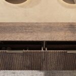 Wandhängender runder Badezimmer-Unterschrank 160 cm aus dunkler Eiche mit abgerundeten Ecken und Riffelfront
